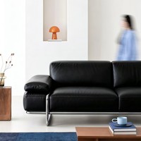 Canapé multi-places en cuir Timberight de style Bauhaus à pieds hauts et lignes droites, idéal pour salon, villa ou négociations professionnelles, fabriqué pour une durabilité accrue