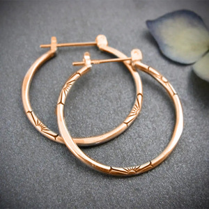 Boucles d'oreilles créoles florales vintage argentées pour femme, bijoux de mode élégants et tendance - Product Image 4