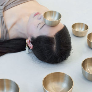 Ensemble de bols chantants <span class=keywords><strong>7</strong></span> <span class=keywords><strong>chakras</strong></span> faits à la main au Népal, bols chantants tibétains en laiton faits à la main pour la méditation, la guérison sonore et le yoga - Product Image 3