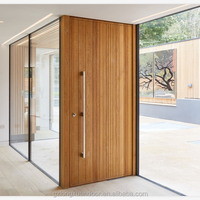 Portes en bois avec verre semi-elliptique à l'entrée de la maison