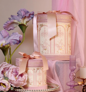Boîte cadeau ronde vintage romantique avec nœud en satin rouge et motif de lustre pour l'emballage de bijoux - Product Image 3