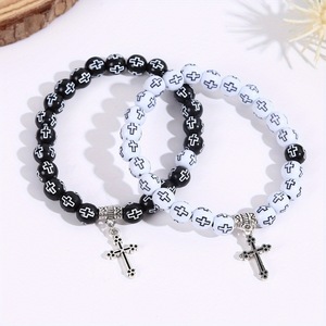 Bracelets de prière pour couple, en perles de plastique noires et blanches, avec pendentif croix, pour l'église, vente rapide - Product Image 3