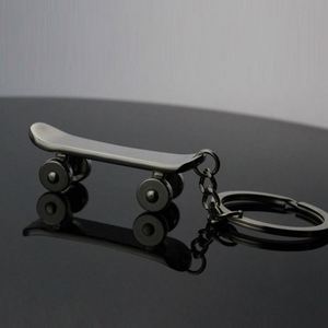 Porte-clés Mini Skateboard Mignon pour Femmes et Hommes, Porte-clés de Voiture Simulant un Scooter, Cadeau Souvenir pour les Amateurs de Skate - Product Image 3