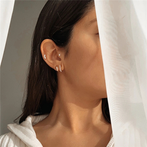 Boucles d'oreilles ROXI simples en argent sterling S925 serties de trois diamants, 16G, à dos plat, à visser - Product Image 4