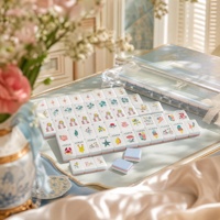 Ensemble de Mahjong style resort estival avec motifs de cocktails tropicaux et tuiles en acrylique brillantes pour maisons de vacances et voyages d'été