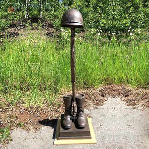 Botas de casco caídas de Cruz de batalla con acabado de bronce antiguo personalizado y escultura de estatua de Rifle para exteriores - Product Image 1