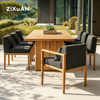 Ensemble de mobilier d'extérieur pour hôtel, jardin, piscine, fauteuils en teck, table et chaises de restaurant nordique, canapés de bistrot de luxe