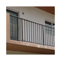 Rampe de balcon moderne en fer forgé et acier, main courante galvanisée pour terrasse et escalier extérieur, design élégant