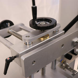 Machine de marquage laser UV sur convoyeur à rouleaux personnalisé avec positionnement automatique pour la date de production sur les lignes de marquage des crayons à sourcils - Product Image 4