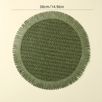 Set de table rond bohème style ferme avec pompons, texture lin vert, pour la décoration intérieure