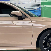 Rollo de Vinilo para Envolver Automóviles de PVC de Alta Calidad, Acabado Cristalino Color Latte; Cambia de Color, Resistente a los Arañazos y de Alto Brillo