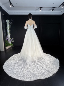 Abito da Sposa a Sirena di Lusso di Perfetta Manifattura in Tulle con Fiori 3D e Pizzo Senza Spalline - Product Image 4