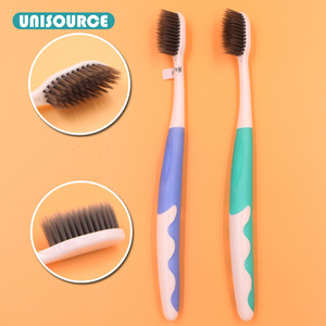 Cepillo de dientes Unisource de carbón de bambú con cerdas suaves, cepillo de dientes manual para adultos para limpiar los dientes - Product Image 1