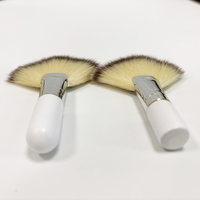 Waaierkwast met korte steel, synthetisch haar, waaiervormige kwast voor gezicht, blush, poeder en foundation.