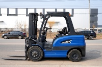 Forklift Listrik Mini Kapasitas 300kg Angkat 1.2m/1.6m Baterai Lithium-Ion 48V Pengisian Cepat Bebas Perawatan Portabel untuk Kargo