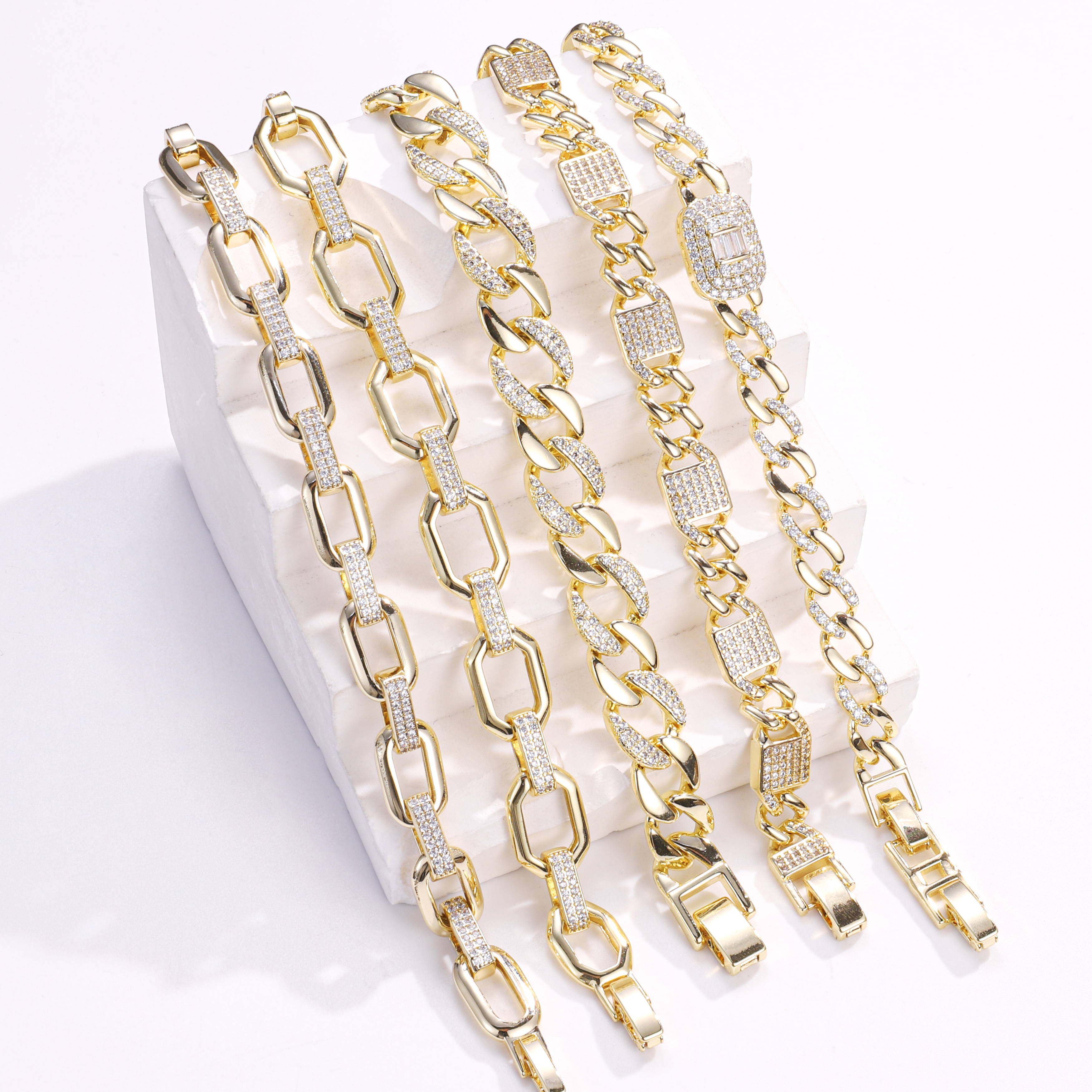 gold bracelate luxury