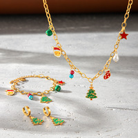Parure de bijoux tendance et festive en acier inoxydable plaqué or 18 carats avec breloques émaillées, collier, bracelet et boucles d'oreilles créoles pour les fêtes