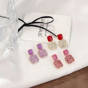Boucles d'oreilles tendance pour femme, version coréenne haut de gamme, élégantes, avec pierres géométriques en forme de bloc, incrustées de diamants, motif carré peinture à l'huile et perle comme pierre principale - Product Image 4