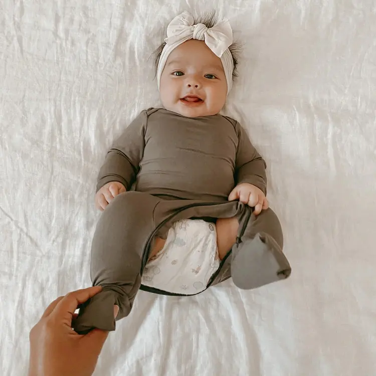 Özel yenidoğan bebek Footie fermuar bebek giysileri Romper tulum organik pamuk bambu bebek pijama çocuk ayaklı bezi Zip Romper