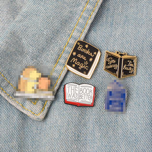 Venta caliente de comercio exterior, broche de <span class=keywords><strong>solo</strong></span> una página más, libro mágico de Witcher, diseño de gota de aceite, Metal Animal para chaqueta vaquera de aniversario - Product Image 2