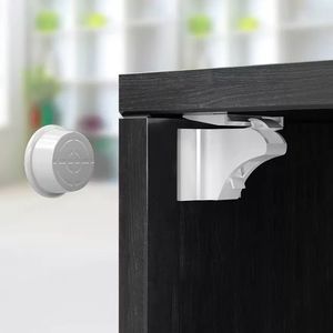 Cerradura Magnética de Seguridad para Bebés con 12 Cierres y 3 Llaves - Material ABS, Diseño Oculto, Modelo 823, Para Todas las Estaciones - Product Image 1