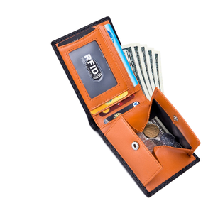 Portefeuille homme court, fin et minimaliste en cuir véritable, avec fermeture ouverte, doublure en microfibre polyester, fibre de carbone, porte-monnaie et protection RFID. - Product Image 1