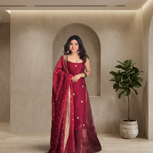 Nuevo Traje Sharara de Diseñador con Bordados Pesados y Lentejuelas, Colección para Fiestas de Diwali, Sin Arrugas - Product Image 1