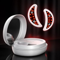 Appareil compact de soin des yeux à lumière rouge avec design blanc élégant, coussinets LED pour les cernes et les ridules, miroir et étui de chargement