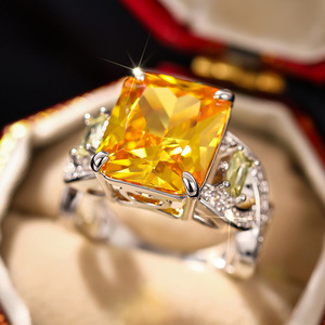 Bague de cocktail géométrique A043 en argent 925 avec strass en cristal taille radiant et sertissage pavé, pour femme, idéale pour les soirées - Product Image 3