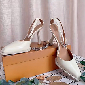 Sandales à talons pour femme en cuir verni, style créateur, avec chaîne de cheville, tendance été 2025 - Product Image 2