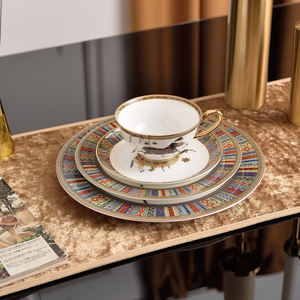 Ensemble de 4 assiettes en porcelaine de luxe nordique motif Cheval de guerre, avec coffret cadeau – Vente flash - Product Image 4