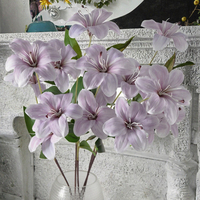 Künstliche Seiden-Lilien 3-Köpfiges Blumenarrangement Lila Langlebige Dekoration für Zuhause Weihnachten Ostern Neujahr Halloween
