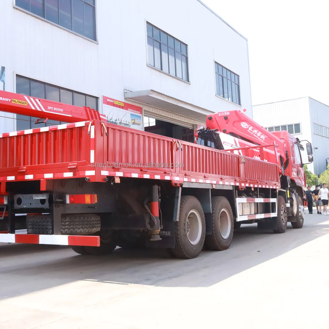 Attrezzatura di sollevamento idraulica 25 30 35 gru a braccio articolato da 40 tonnellate Dongfeng Liuqi 8x4 gru montata su camion da carico