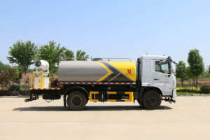 Camion pulvérisateur anti-poussière diesel Dongfeng 4x2 personnalisable, pompe, réservoir d'eau de 12 mètres cubes, norme d'émission Euro 3 pour routes urbaines - Product Image 4
