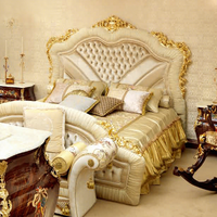 Lit double de luxe en tissu européen italien et français, en bois massif sculpté à la main, personnalisable pour la chambre principale de la maison