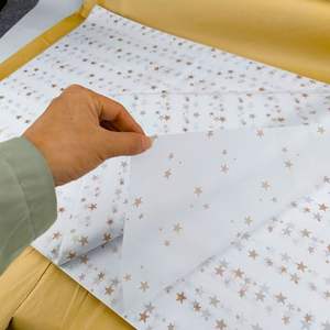 Rollo de papel de regalo para ropa fino impreso con logotipo personalizado característica de artesanía reciclable para embalaje de ropa tejido de regalo - Product Image 4