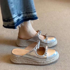 Media Chanclas de estilo Retro para mujer, ropa de abrigo de cuero suave, cuñas con lazo superior, sandalias de verano, suela gruesa, nuevo diseño para primavera y otoño - Product Image 1