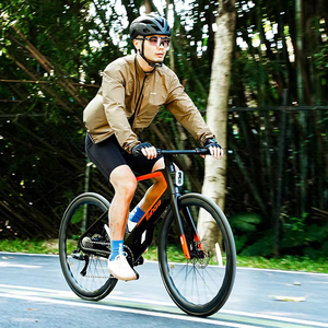 Vélo de route électrique aérodynamique moderne avec cadre en carbone, style E-Bike pour les trajets en ville, la remise en forme et la conduite sportive, vélo performant et fiable - Product Image 1