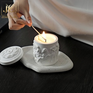 Vela de Cera de Soja 100% Orgánica a Base de Plantas en Frasco de Yeso Vintage con Relieve Artístico en Blanco y Negro, Decoración Literaria, Regalo para Diwali y Bares - Product Image 3