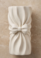 Vase décoratif moderne en métal blanc texturé, idéal pour bibliothèque ou bureau, vente en gros
