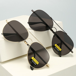 Lunettes de soleil photochromiques pour hommes, polarisées UV400, protection solaire pour la conduite, sports de plein air, cyclisme, monture dorée, verres TAC - Product Image 1
