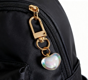 Pendentifs porte-clés en acrylique transparent en forme de cœur, avec paillettes mignonnes, pour la création de porte-clés DIY en plastique, pour porte-clés de voiture, décorations de sac à main et breloques - Product Image 5