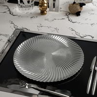 Assiettes de présentation en plastique PP durables et réutilisables de 13 pouces avec un design moderne en verre doré de luxe, transparentes, sûres et personnalisables pour les mariages