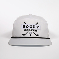 Casquette de sport à visière plate en polyester blanc respirant avec logo tissé personnalisé OEM, 7 panneaux, découpe au laser, trous perforés, fermeture à pression