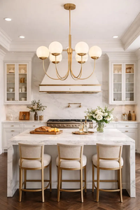 Lustre design moderne du milieu du siècle à 6 lumières en laiton avec globes en verre dépoli, luminaire suspendu pour salon - Product Image 3