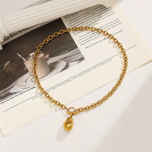 Collier en acier inoxydable plaqué or avec pendentif en forme de perle baroque et fermoir OT, idéal pour les tenues décontractées - Product Image 3