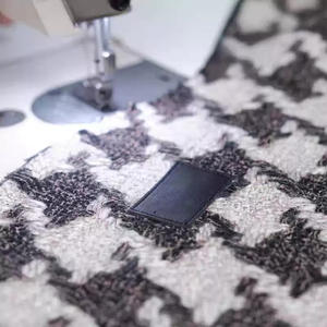 अनुकूलित डिजाइनर शानदार टिकाऊ सर्दियों के पालतू वस्त्र-ठोस अंडे कोट जोड़े क्रिसमस के लिए जोड़े गए मालिक का कोट - Product Image 6