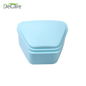 Boîte trapézoïdale en plastique bleue DeCare pour le rangement des prothèses dentaires, des aligneurs orthodontiques et des appareils de rétention - Product Image 1