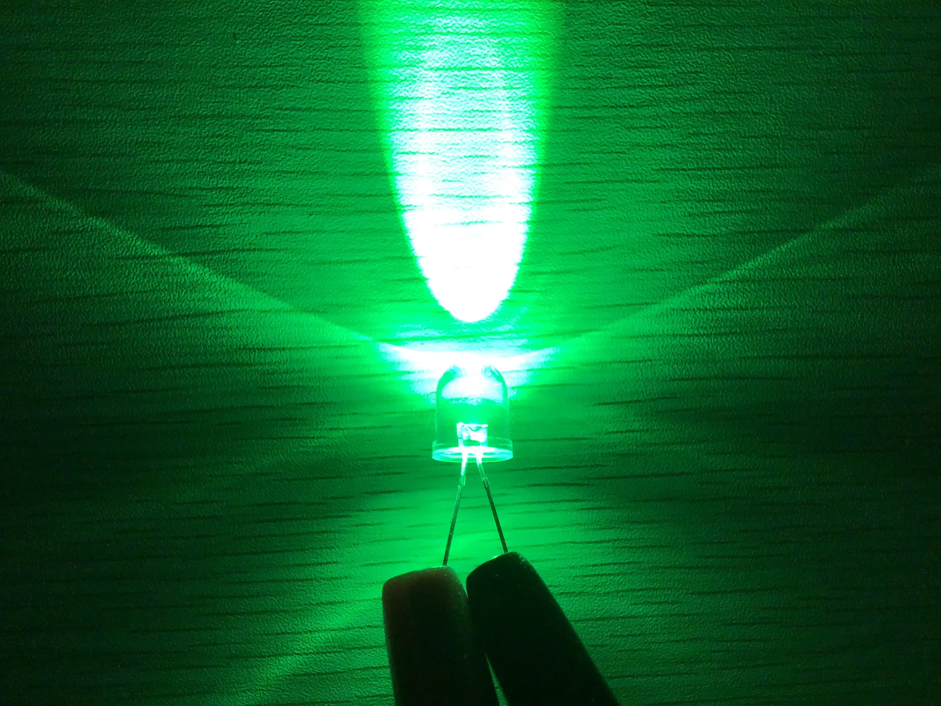 Diodo LED de fábrica 20000-22000mcd 0,2 W Cor Verde 520-525nm Dip 30 graus Transparente Redondo 10mm