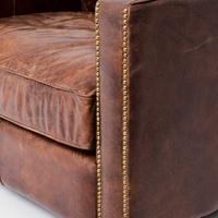 Fauteuil Chesterfield en cuir marron |   Fauteuil lounge vintage en cuir véritable avec dossier capitonné et pieds en bois |   Salon avec un seul siège